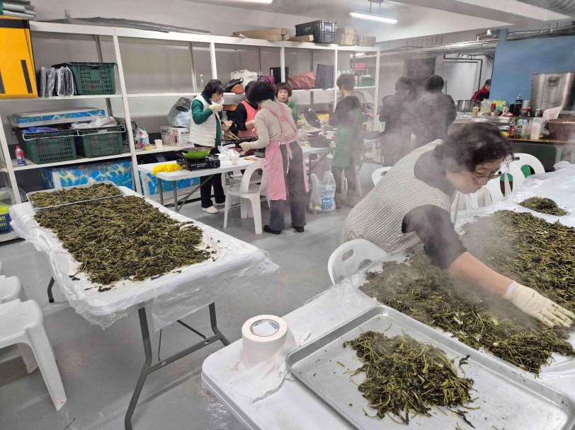 연수구 연수3동 주민자치회는 지난달 27일 정월대보름을 맞아 우리 고유의 세시풍속을 계승하고 이웃의 안녕을 기원하는 정월대보름 건강기원 오곡밥상 행사를 진행했다